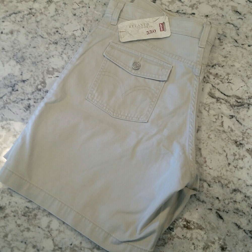 NWT Levi Relaxed shorts 550 Khaki Cargo Size 16 B3
